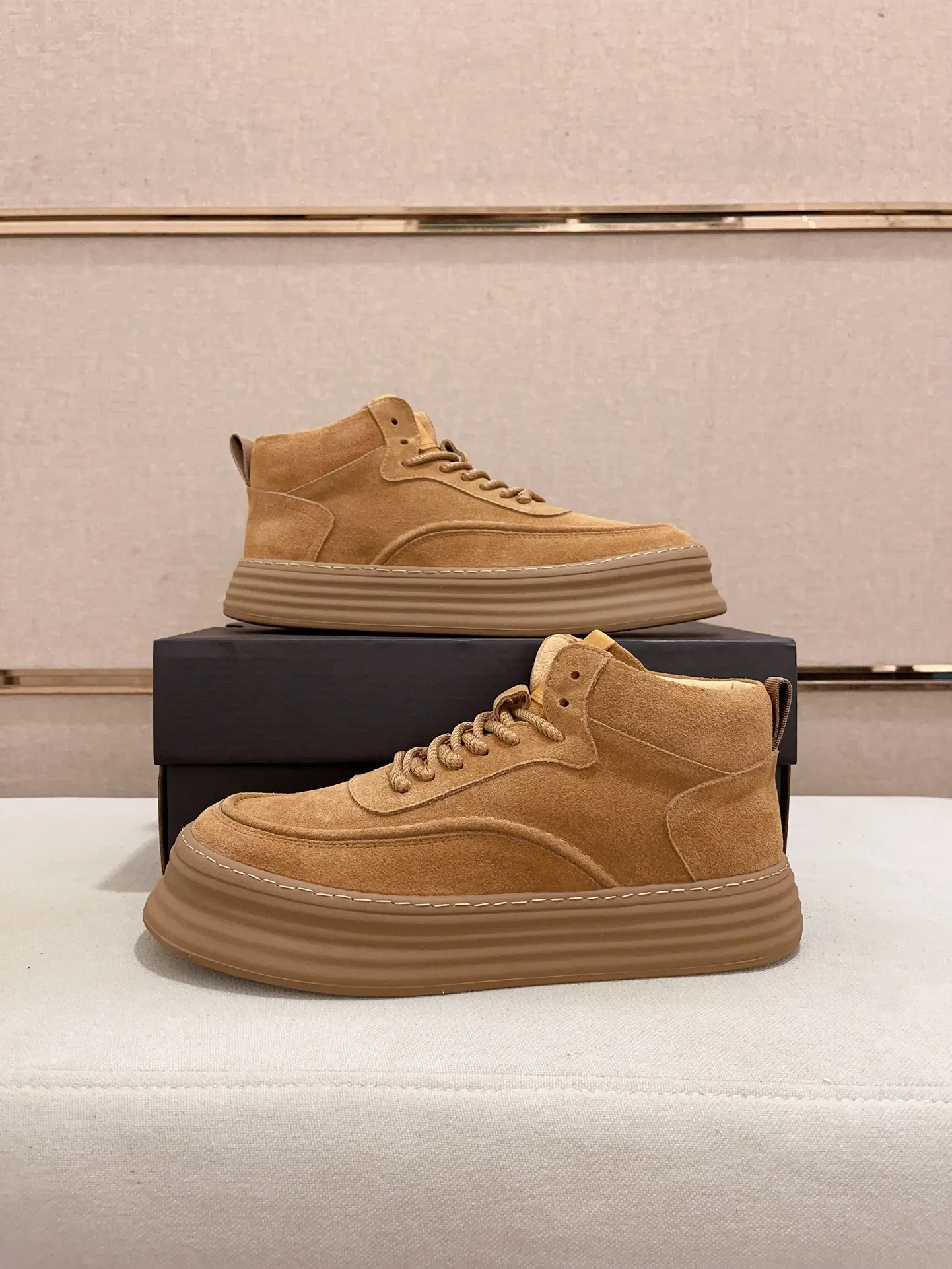 Factory price: 740💰North American men's shoes Ugg ☃️In the special sale of new high-quality men's shoes snow boots in autumn and winter, the nemesis of extreme cold weather! Made of cowhide leather, merino wool lining, and original outsole, whether driving, outdoor or daily wear, there is always one that suits you! Code number 39-44